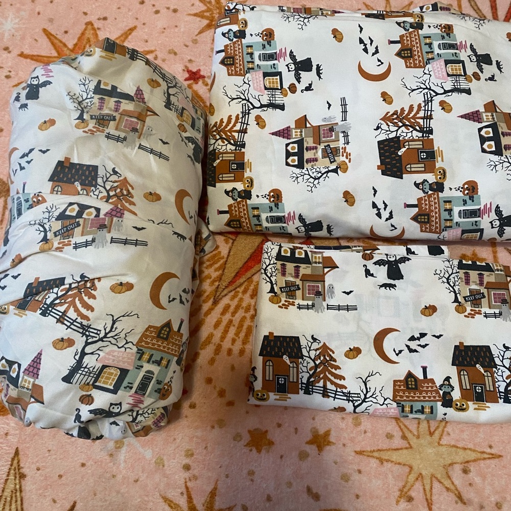 Halloween Village Bedding Set - White & Orange, Cozy Fall Twin Size